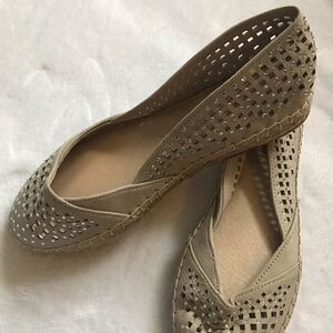 Gianni Bini leather nude flats